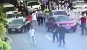 Une policière de 1.83 mètres désarme un voyou en Chine