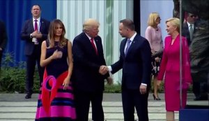 Donald Trump se prend un énorme vent en voulant serrer la main de la première dame Polonaise