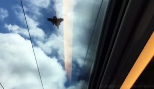 Un TGV escorté par un Rafale