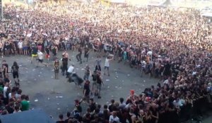 Des milliers de fans de metal se foncent dessus pendant un concert !! WALL OF DEATH