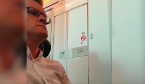 Un homme grille un couple dans les toilettes d'un avion !