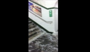 Quand les escaliers du métro de paris se transforment en chutes du Niagara