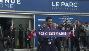 Foot - L1 - PSG : De nombreux supporters ont accueilli Dani Alves