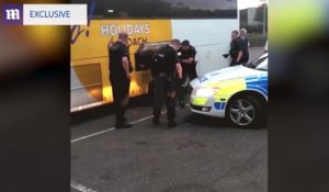 Angleterre : La police découvre des migrants de Calais cachés dans la soute d’un bus (Vidéo)