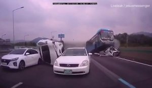 Un Bus se crash violemment en pleine autoroute en Corée du Sud et provoque un terrible accident