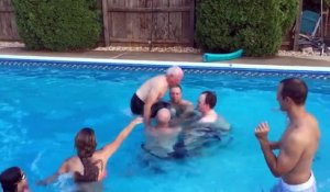 Un Grand-père de 79 ans fai un back flip merveilleux dans une piscine