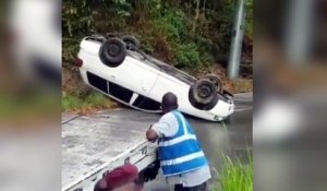 Le destin de cette voiture était dans le ravin !