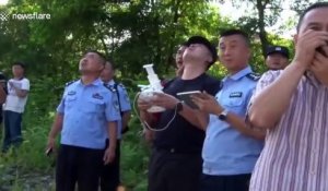 Chine : Des agents de secours se servent d'un drone pour livrer la bouée de sauvetage !!