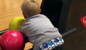 Ce gamin de 4 ans met un strike après une chute en bowling... La classe