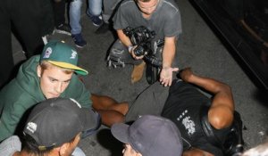 Le chanteur Justin Bieber renverse un Paparazzi avec son pick-up