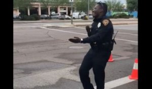 En Arizona, un policier fait la circulation en dansant !