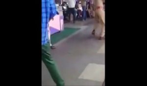 Une bagarre entre deux policiers indiens !