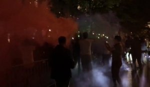 Les fans du PSG fêtent l'arrivée de Neymar devant l’hôtel Royal Monceau