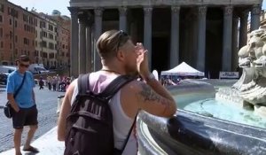 Italie : en pleine canicule, les touristes se rafraîchissent comme ils peuvent à Rome