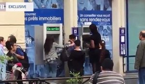 3 enfants utilisent un rat mort pour voler à un distributeur de billets