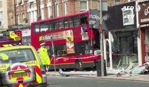 VIDÉO - Un bus à impériale s'encastre dans un magasin à Londres