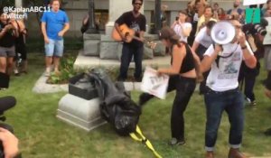 Après Charlottesville, des manifestants anti-racistes détruisent une statue confédérée