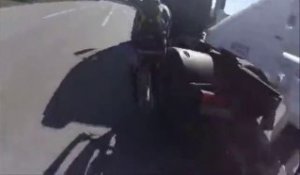 Un camion percute un cycliste à pleine vitesse et l'écrase presque. Chute violente