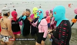 Chine: Sur la plage, de nombreuses personnes mettent sur leur visage une cagoule - Découvrez pourquoi ! - VIDEO