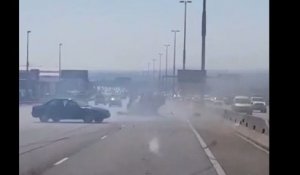 Des automobilistes bloquent un chauffard sur une autoroute