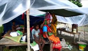 Des abris de fortune pour les victimes des inondations au Népal