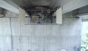 Ce mini-appartement est suspendu sous un pont d'autoroute en Espagne !