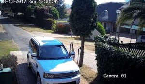 Une femme s'en sort bien avec sa Range Rover après une tentative de carjacking sa maison !