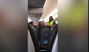 Un père et sa fille débarqués d'un avion après des réflexions sur les 12h de retard - Leur vidéo fait le buzz aux USA
