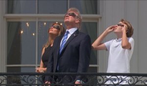 La famille Trump regarde l'éclipse solaire à la Maison Blanche