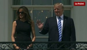 Quand Donald Trump regarde l'éclipse sans lunettes