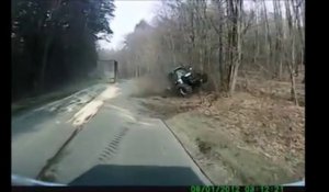 Un chauffard en camion double n'importe comment et détruit un tracteur