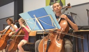 Les violoncellistes se préparent pour "Cellovannes"