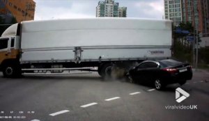 Un camion décapite l'avant d'une voiture en pleine ville !