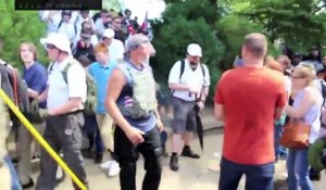Un suprémaciste blanc tire sur un contre-manifestant