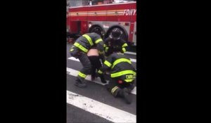 Il se retrouve la jambe coincée dans un trou au milieu de la route à New York