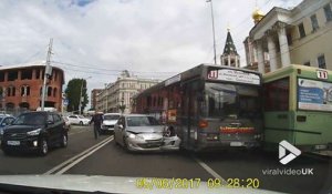 Un chauffeur de bus essaie de fuir après un accrochage... Et fonce dans un autre bus