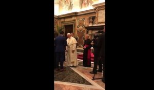 Un homme surprend l'assemblée en demandant sa femme en mariage devant le Pape François