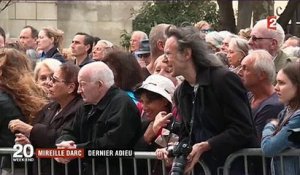 Stars et anonymes ont rendu un dernier hommage à Mireille Darc  lors de ses obsèques en l'Eglise Saint-Sulpice à Paris