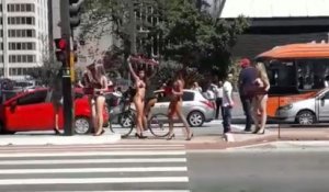 Un automobiliste distrait par des filles en bikini