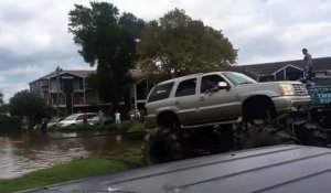 Inondations Harvey : une voiture bigfoot remorque un camion militaire