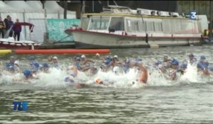 Les leaders de l'équipe de France de natation en eau libre nagent dans le bassin de La Villette