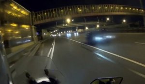 Ce motard courageux prend d'enorme risques pour empecher un homme de sauter d'un pont