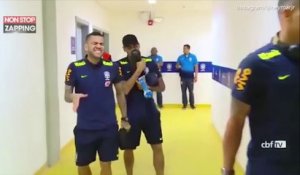 Neymar et Dani Alves chantent avant un match du Brésil (vidéo)