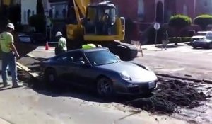 Un moment embarrassant pour cet automobiliste qui a coincé  sa Porsche dans le ciment !