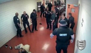 Un détenu furieux se charge contre 15 gardiens de prison !