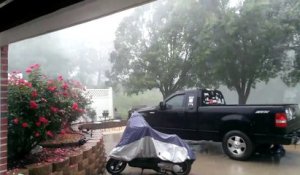 Etats-Unis : Un homme filme une tempête en train de détruire des arbres devant sa maison!