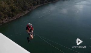 Il se balance d'un pont au bout de 20 mètres de corde !!