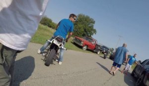 Enorme Road Rage entre des étudiants à moto et des Redneck américains agressifs