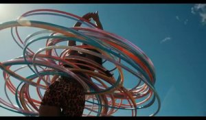 Elle réalise l'exploit de faire du hula hoop avec 180 cerceaux
