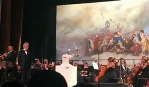 Un robot chef d'orchestre vole la vedette au ténor Andrea Bocelli